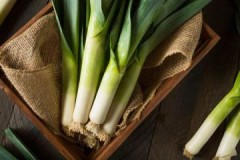 Petua berguna untuk menyimpan daun bawang di bilik bawah tanah anda