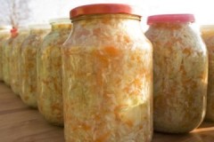 Petua penting tentang cara menyimpan sauerkraut di balkoni pada musim sejuk