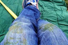 Resipi dan cara yang betul untuk menghilangkan rumput dari seluar jeans di rumah