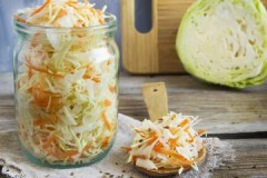 Petua untuk menyimpan sauerkraut dalam balang kaca hingga musim bunga